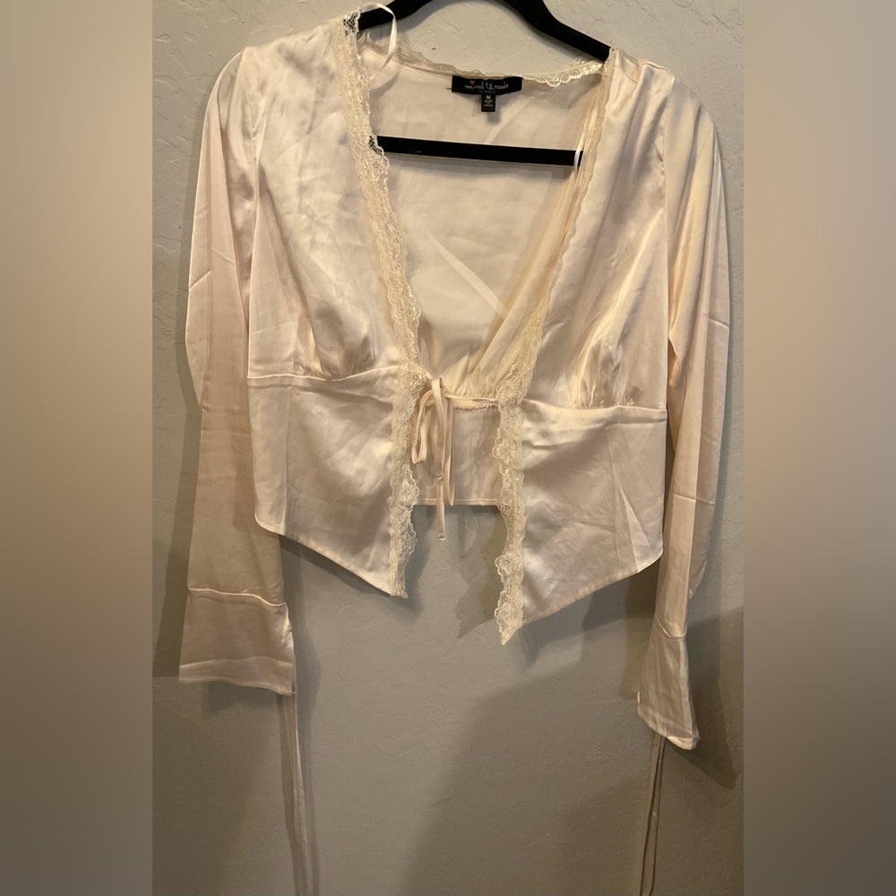 Elegant Cream Lace-Trimmed Cape